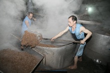 大型酒企猛龙过江,这些白酒厂家为何来者不拒?丨酒厂家丨**白酒丨鼎